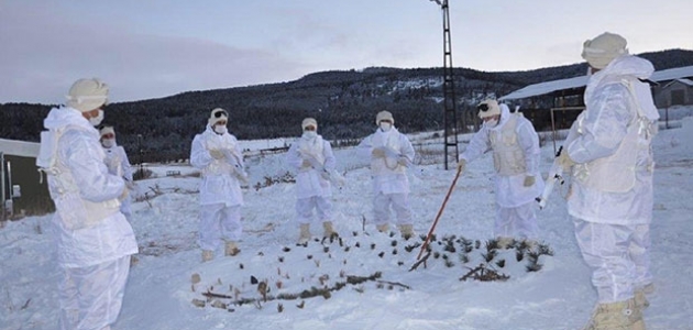  Komandolar zorlu kış şartlarına rağmen vatan nöbetini sürdürüyor