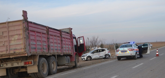 Konya’da kamyon ile otomobil çarpıştı: 3 yaralı