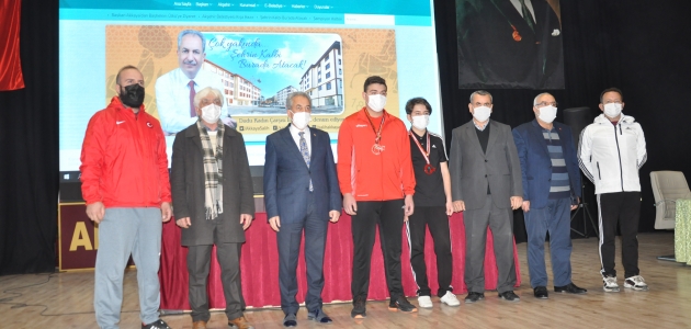 Akşehir Belediyesi başarılı sporcuları altınla ödüllendirdi