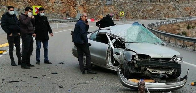 Konya’da otomobil yön levhasına çarptı: 3 yaralı