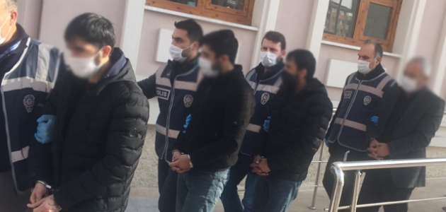 Konya’da kendilerini polis, savcı olarak tanıtan dolandırıcı çetesine operasyon