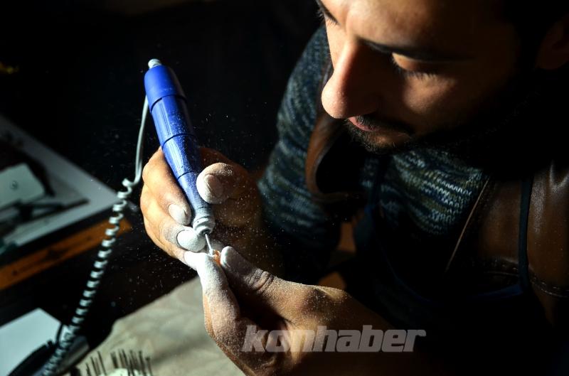 Konyalı nakkaş hayal ettiği motifleri tespihlere aşkla işliyor