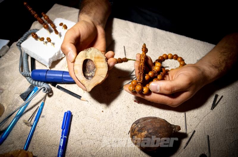 Konyalı nakkaş hayal ettiği motifleri tespihlere aşkla işliyor