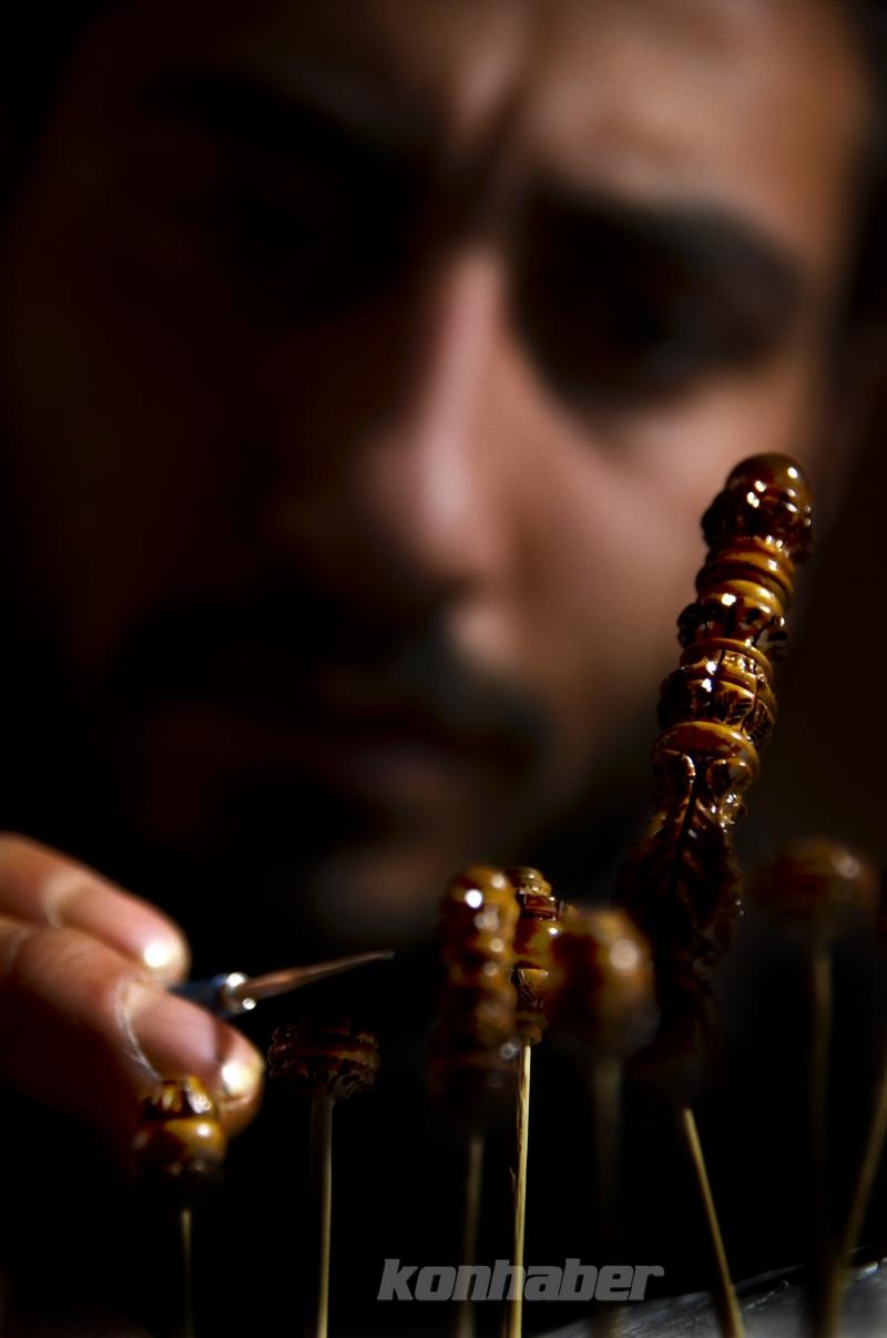 Konyalı nakkaş hayal ettiği motifleri tespihlere aşkla işliyor