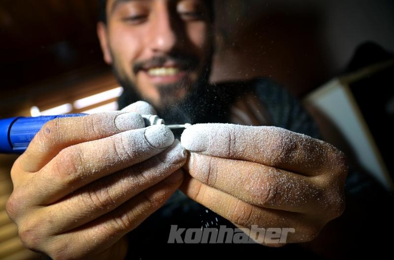 Konyalı nakkaş hayal ettiği motifleri tespihlere aşkla işliyor