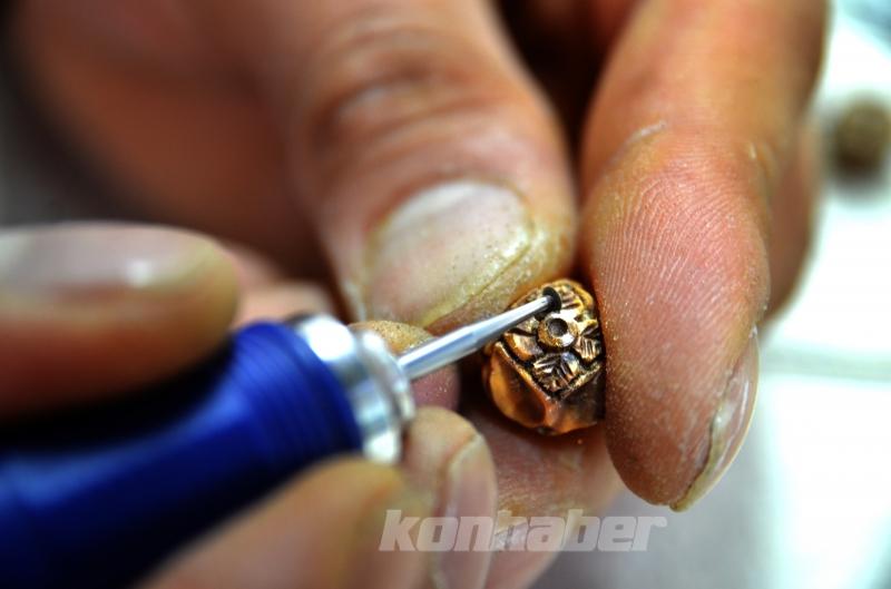 Konyalı nakkaş hayal ettiği motifleri tespihlere aşkla işliyor