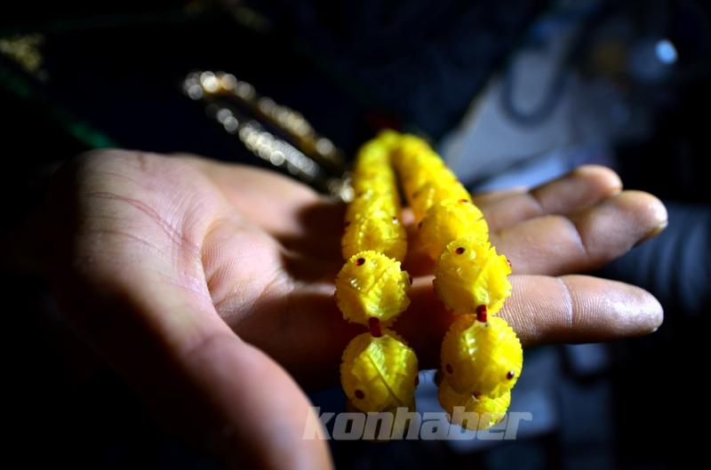 Konyalı nakkaş hayal ettiği motifleri tespihlere aşkla işliyor