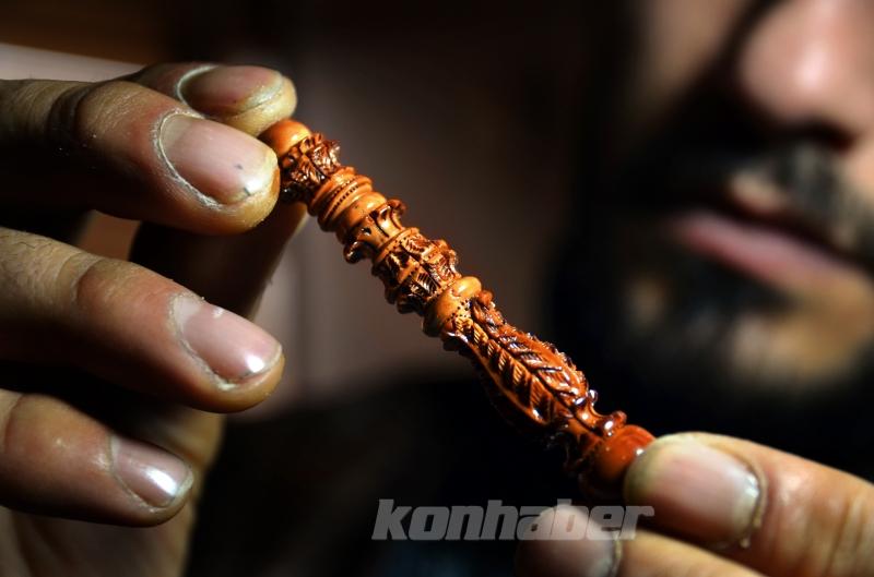 Konyalı nakkaş hayal ettiği motifleri tespihlere aşkla işliyor