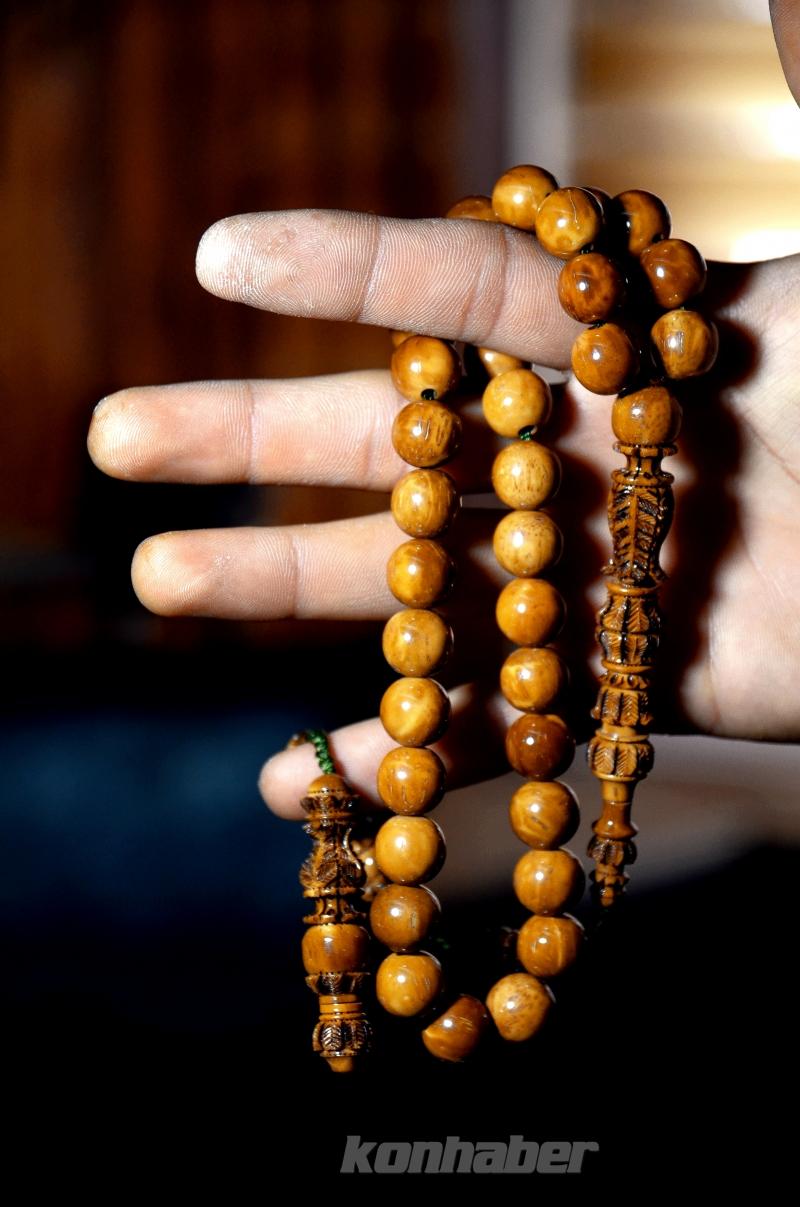 Konyalı nakkaş hayal ettiği motifleri tespihlere aşkla işliyor