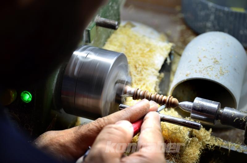 Konyalı nakkaş hayal ettiği motifleri tespihlere aşkla işliyor