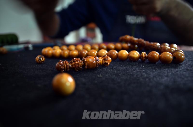 Konyalı nakkaş hayal ettiği motifleri tespihlere aşkla işliyor