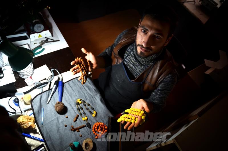 Konyalı nakkaş hayal ettiği motifleri tespihlere aşkla işliyor