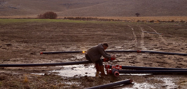 Konya Ovası'nda kuraklık alarmı! Çiftçiler sulamaya kış ortasında başladı  