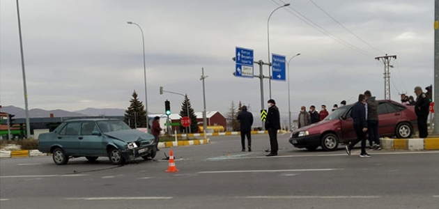 Konya’da iki otomobil çarpıştı 2 kişi yaralandı