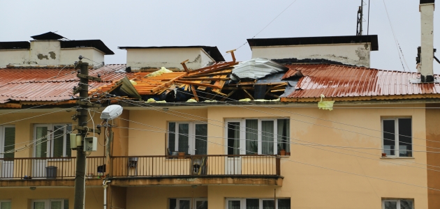 Şiddetli rüzgar bir okul ile evin çatısını uçurdu