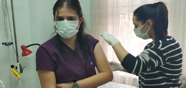 Kovid-19 aşısı sağlık çalışanlarına yapılmaya başlandı