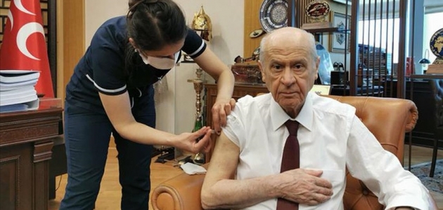 MHP Genel Başkanı Bahçeli Kovid-19 aşısı yaptırdı