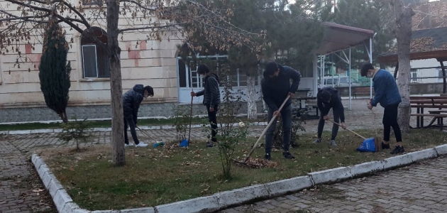 Seydişehir’de bazı gençler camilerde temizlik yapıyor
