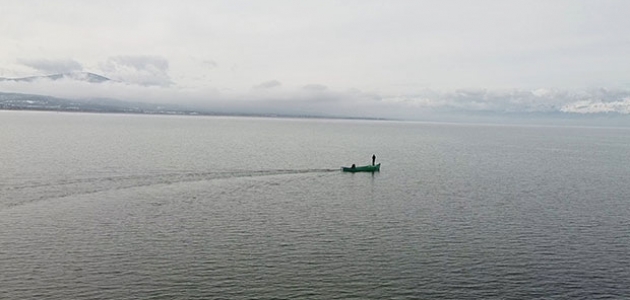 Tatlı su balığı avcıları, Beyşehir Gölü’nde kısıtlamada da av mesaisinde