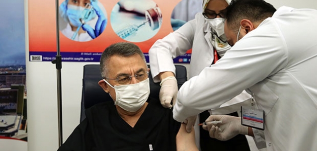 Cumhurbaşkanı Yardımcısı Oktay, Kovid-19 aşısı yaptırdı