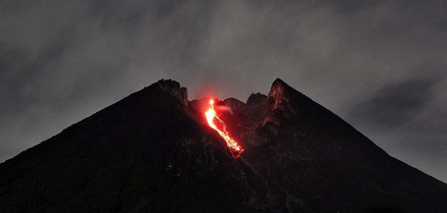  Endonezya'da Merapi Yanardağı son 6 saatte 36 kez lav püskürttü