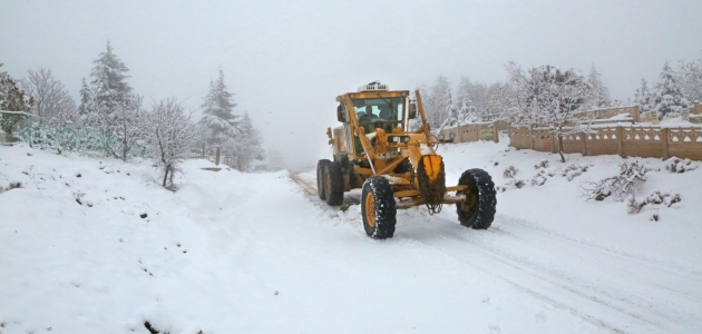Elazığ'da kar 88 köy yolunu kapattı 
