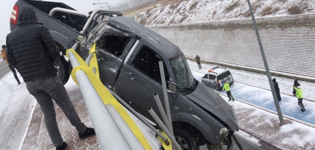 Konya’da kaza yapan kamyonet köprüde asılı kaldı