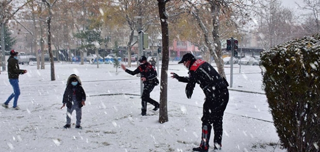 Konya’da polis çocuklarla kartopu oynadı
