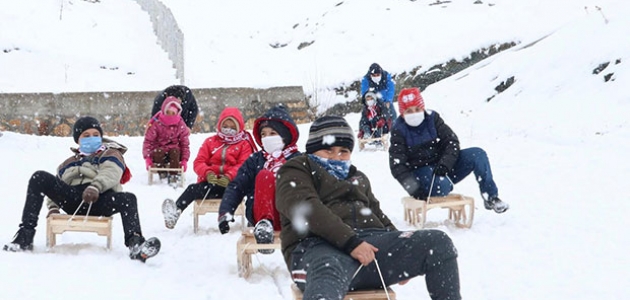 Bakan Selçuk, meslek liselerinde yapılan kızaklarla karda eğlenen çocukların fotoğrafını paylaştı