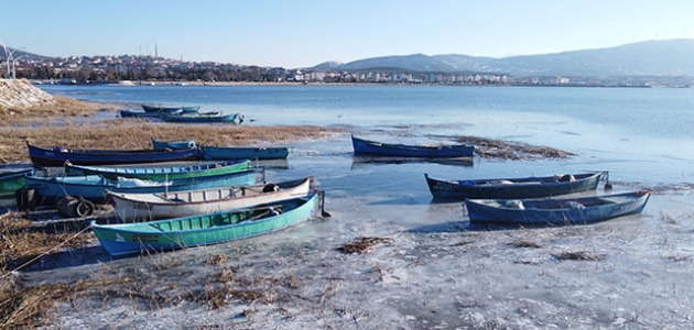 Beyşehir Gölü’nün kıyıları kısmen buz tuttu