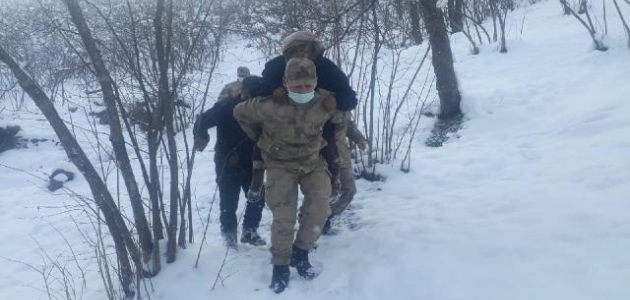 Vali'den jandarmaya övgü: Bir yiğit, bir anayı sırtlamış...