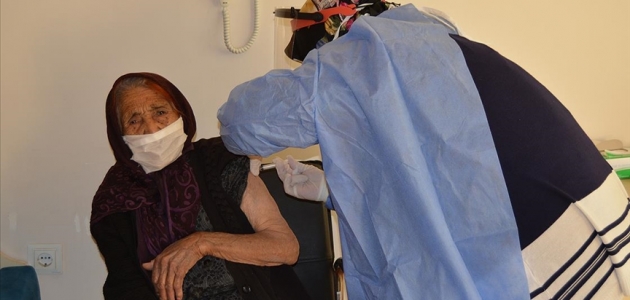 111 yaşındaki Fatma Tıraş’a CoronaVac aşısı yapıldı