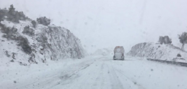 Kar yağışı Konya-Antalya kara yolunda ulaşımı aksatıyor