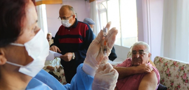 75 yaş üzerindekilerin Kovid-19 aşılaması sağlık kuruluşlarında başlıyor