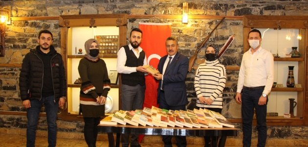 AK Parti Seydişehir Gençlik Kolları Başkanlığı’ndan kitap bağış