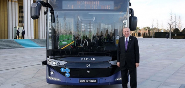 Cumhurbaşkanı Erdoğan, elektrikli sürücüsüz otobüsü test etti