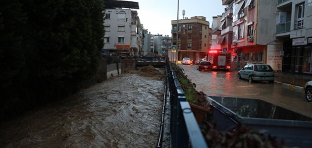 İzmir’de sağanak yağış hayatı felç etti! “Evden çıkmayın“ uyarısı