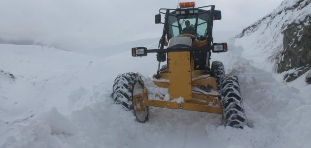 Yoğun kar 122 yolu ulaşıma kapattı