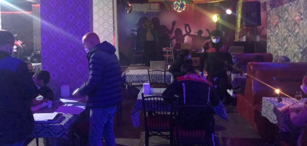 Eğlence mekanına polis baskını: 21 kişiye ceza