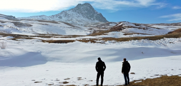 Karla kaplanan Tekelti Dağı’nda kartpostallık görüntüler oluştu