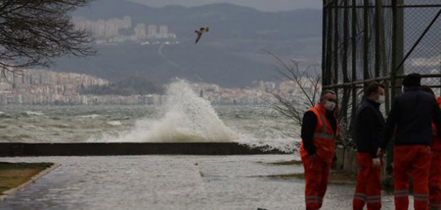 İzmir’de fırtına sebebiyle deniz taştı