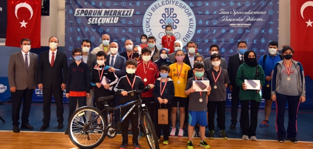 Selçuklu’da masa tenisi turnuvasında ödüller sahiplerini buldu