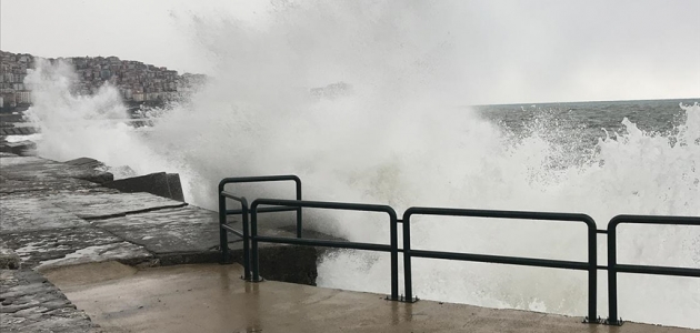 Zonguldak’ta kuvvetli rüzgar nedeniyle dalgalar mendireği aştı