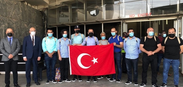 Kurtarılan 15 denizci Türkiye’ye dönüyor