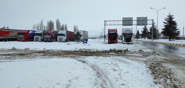 Konya-Antalya kara yolunda ulaşıma kar engeli  
