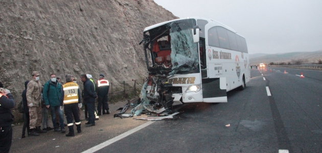 Yolcu otobüsü tıra arkadan çarptı: 3 ölü, 41 yaralı