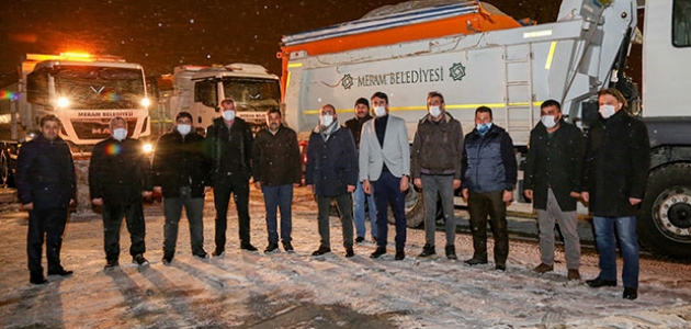 Meram’da kar temizleme çalışmalarına 55 araç 100 personel