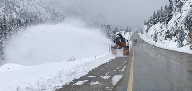 Gece kapanan Antalya-Konya karayolu kontrollü olarak açıldı