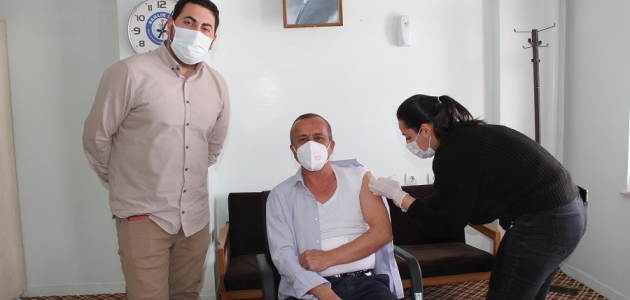 Yalıhüyük Belediye Başkanı Koçer, Kovid-19 aşısı yaptırdı