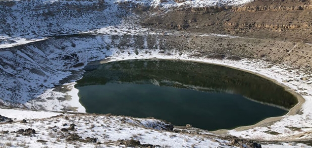 Meyil Obruk Gölü, kar yağışı ile ayrı güzelliğe büründü